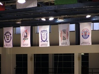 Флаги с логотипами клубов под куполом.
