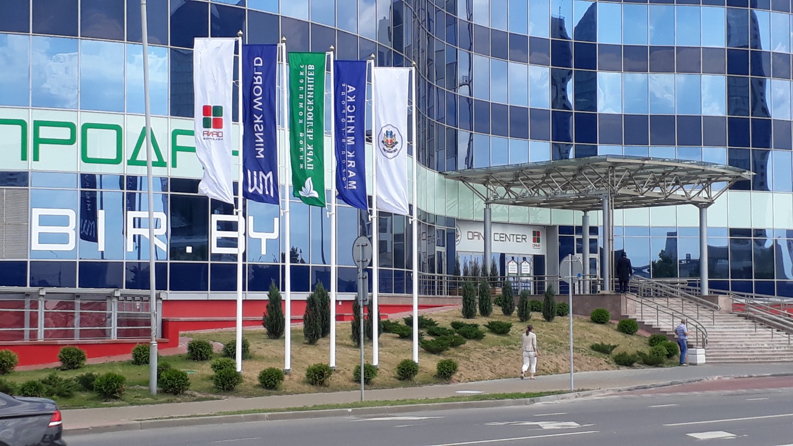 установленные флагштоки